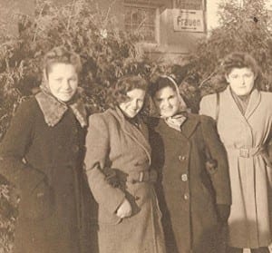 Hella Wartski (second from left)